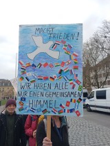 Demonstrantin mit Plakat, Schlossplatz, Stuttgart, 4. April 2026, Foto: Sergej Perelman