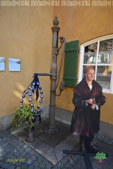 Ostergruß: Jakob Fugger wacht als Aufsteller über den festlich geschmückten Brunnen der Siedlung.