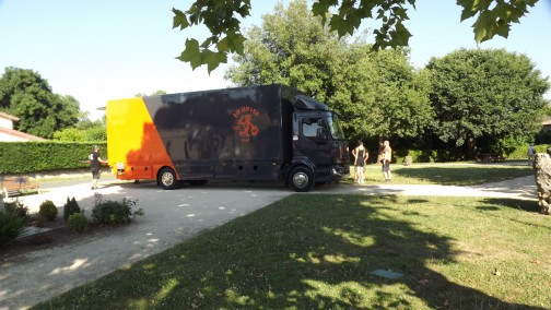 Moulon, Aquitaine. Tournage d'une scène du film Cocorico 2 le 19 juin 2025